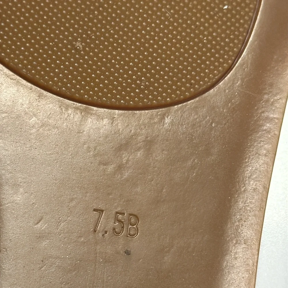 LAUREN Ralph Lauren Thong Leather Flat Sandals. Size 7.5B